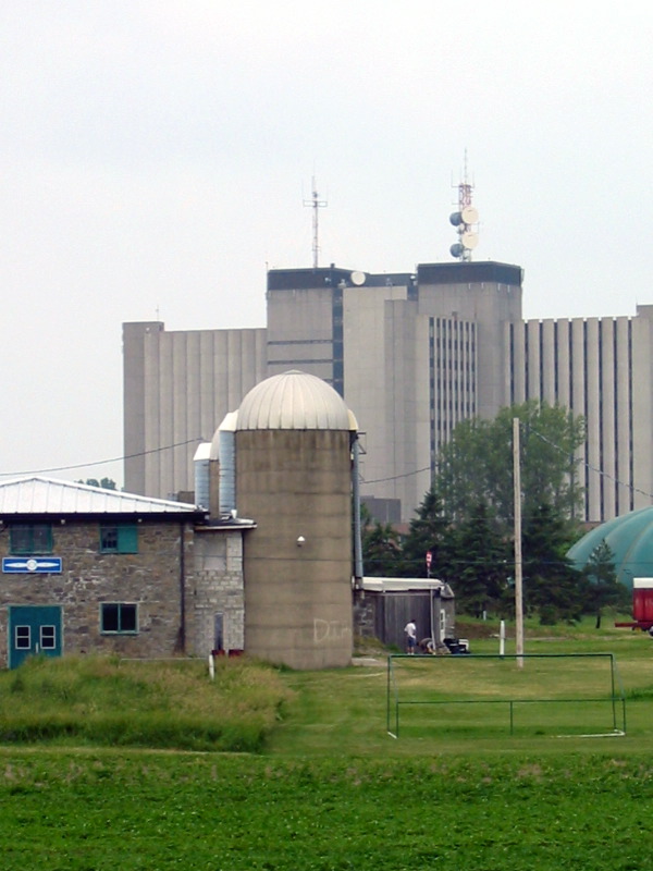 Ferme du campus MacDonald de l'universit&eacute; McGill et h&ocirc;pital des v&eacute;t&eacute;rans.