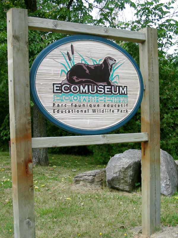 Entr&eacute;e de l'&eacute;comus&eacute;um.