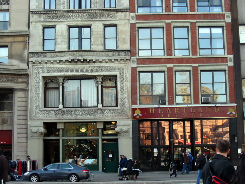 Les b&acirc;timents pr&eacute;c&eacute;dents en gros plan, dont le 33 Union Square West &agrave; gauche (1893 - Decker building, second studio de Andy Warhol's)