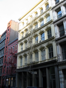 B&acirc;timent avec les escaliers de secours typiques de Soho