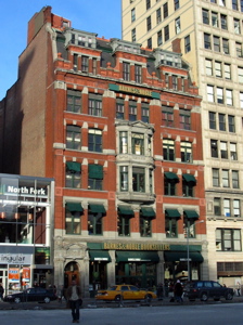 Century Building (1881) de briques rouges et pierre blanche, du c&ocirc;t&eacute; nord