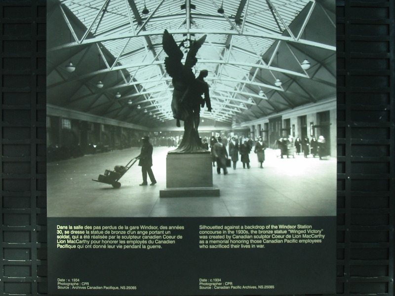 The "Salle des pas perdus" in the 30s.