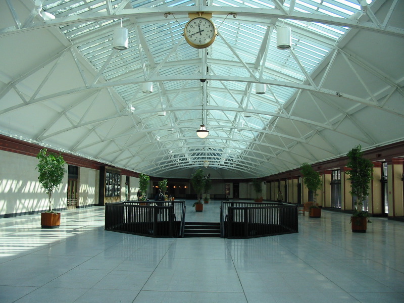 The "Salle des pas perdus", as seen from the side of De La Gaucheti&egrave;re street.