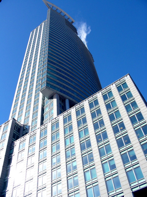 Skyscraper on 1250 Ren&eacute;-L&eacute;vesque, beside the station.