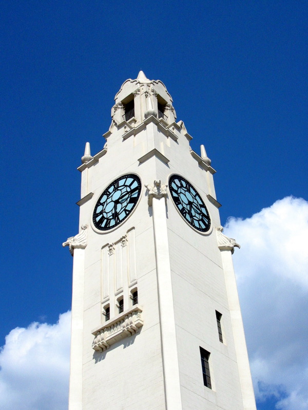 36,5 m, high, the tower ends in a "bell-tower", although it cannot
sound !