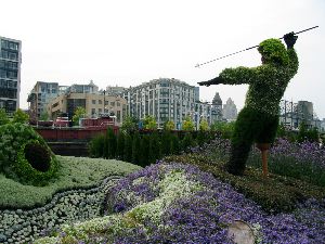 The eye of Moby Dick under the threat of the harpoon of the Captain.