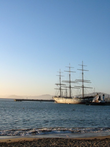 Bateau sur le quai de Hyde Street au soleil couchant