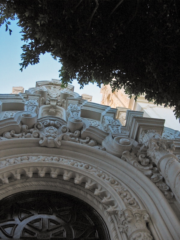 D&eacute;tail de l'ornementation entourant la porte