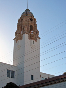 Construite en 1924-1925, le style architechtural de Mission High School est nomm&eacute; "Mission Revival"