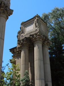 Colones surmont&eacute;es de statues