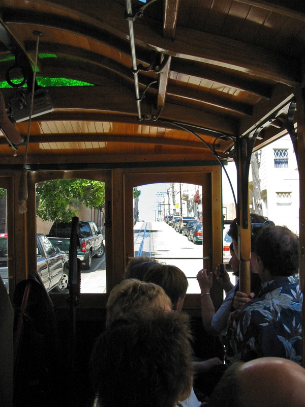 Int&eacute;rieur du cable car, avec des gens sur les c&ocirc;t&eacute;s
