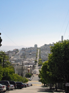 La pente continue sur Lombard St. au-del&agrave; des courbes