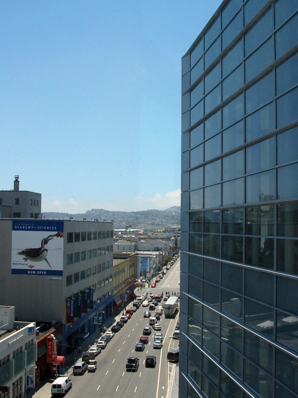 Vue de l'int&eacute;rieur du Moscone Center, Howard St. en direction ouest