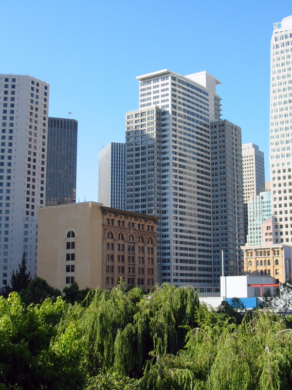 &Eacute;difices avoisinant le Yerba Buena Gardens, dont, au centre, le Paramount Building