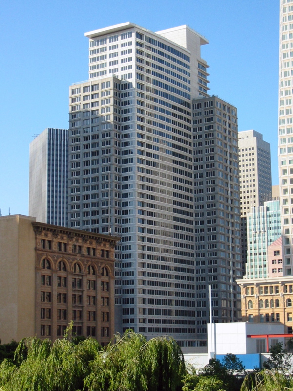 Paramount Building de 30 &eacute;tages est l'&eacute;difice de beton le plus &eacute;lev&eacute; dans une zone sismique (2001 - Mission St. / 3rd St.)
