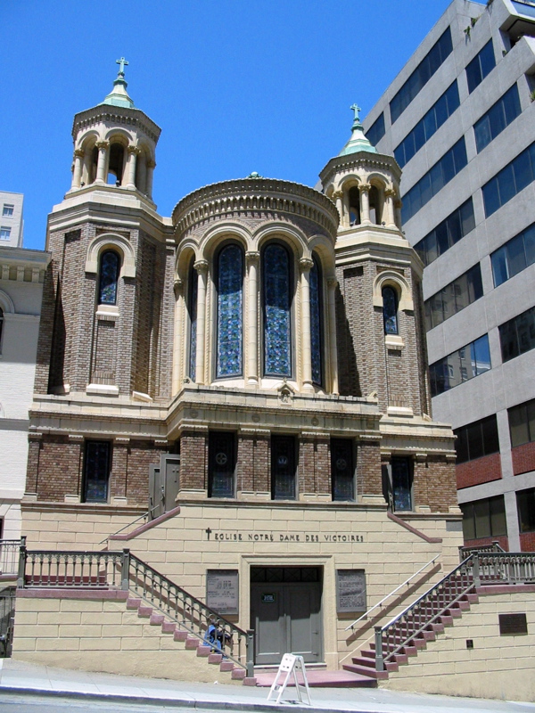 &Eacute;glise Notre Dame des Victoires (1913) sur Bush St. dans le "French Quarter" de San Francisco