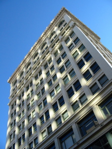 &Eacute;difice du Shreve & Co., construit en 1906 cet &eacute;difice a surv&eacute;cu au tremblement de terre de la m&ecirc;me ann&eacute;e (Post St. / Grant Av.)