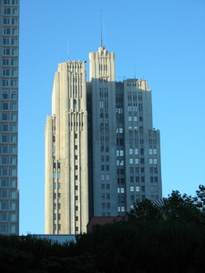 Pacific Telephone and Telegraph Building (1924) vu du Yerba Buena Gardens