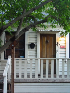 Petite maison adjacente &agrave; l'escalier