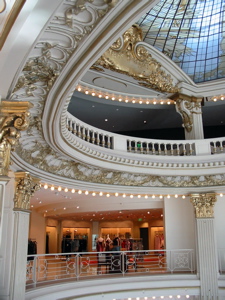D&eacute;tail de l'ornementation entourant la verri&egrave;re du Neiman Marcus