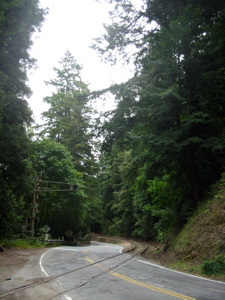 Route sinueuse et chemin de fer