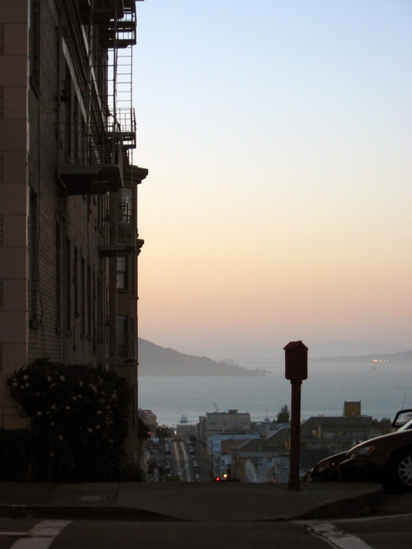 Le soleil se couche sur Fisherman's Wharf (de Mason St.)