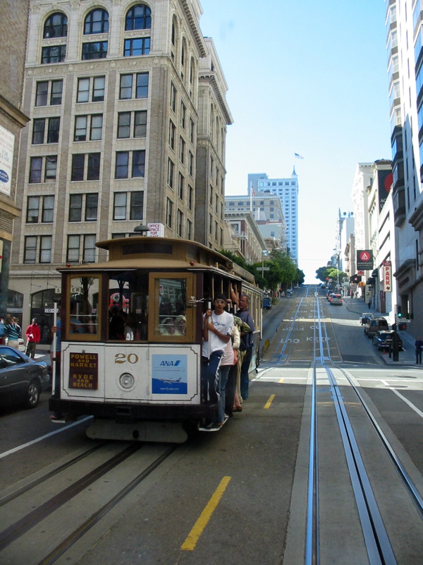 Mont&eacute;e de Powell St. en cable car
