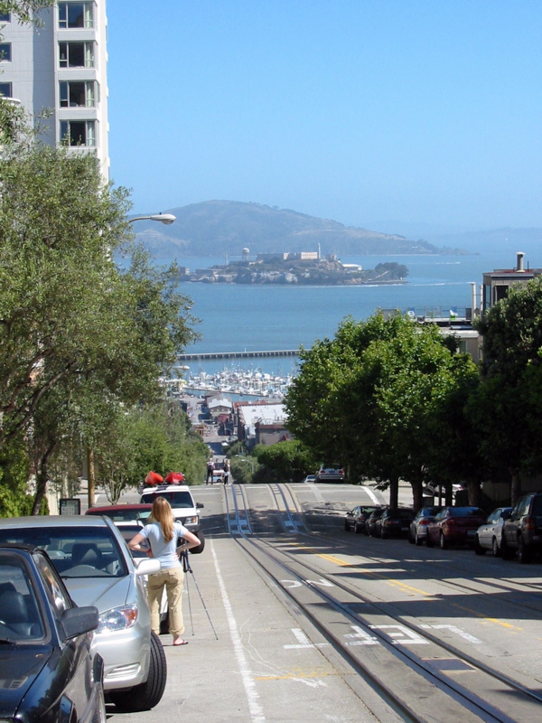 Pente de Hyde St. pr&egrave;s de Lombard St. avec Fisherman's Wharf et Alcatraz au bout