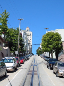 La descente de Washington St. (ligne Powell/Hyde) en cable car