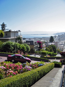 Les courbes de Lombard St. (nomm&eacute;e la rue la plus tordue au monde) aident les voitures &agrave; descendre la pente de 27 %