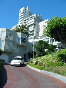 Jolis &eacute;difices entourant Lombard St.