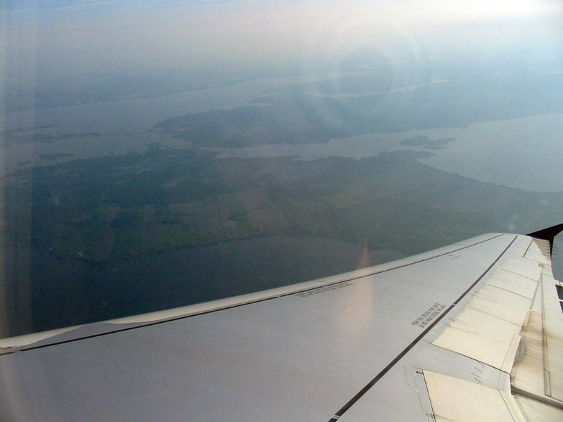 Les moniteurs de l'avions indiquent que nous nous dirigeons vers le sud ouest. Mais oui, nous survolons l'&Icirc;le Perrot !