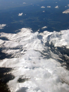 Des nuages jouent &agrave; saute-mouton avec les Rocheuses