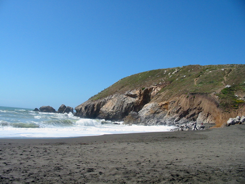Jolie plage entour&eacute;e de verdure