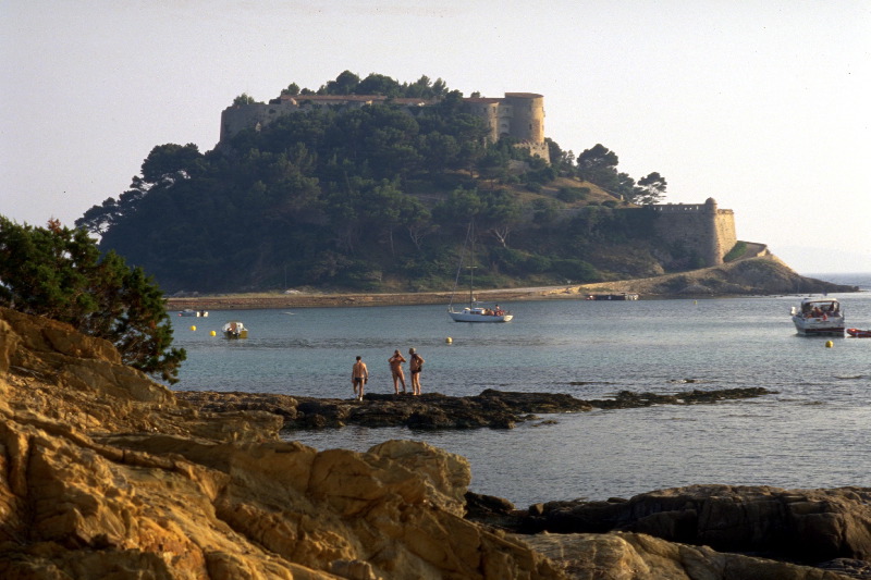 Fort de Br&eacute;gan&ccedil;on, situ&eacute; au pied de Bormes-les-Mimosas