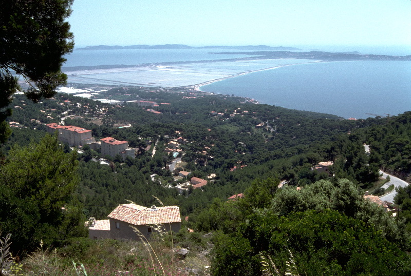 Vue au loin de la presqu'&icirc;le de Giens, des Salins et des &Icirc;les d'Hy&egrave;res
