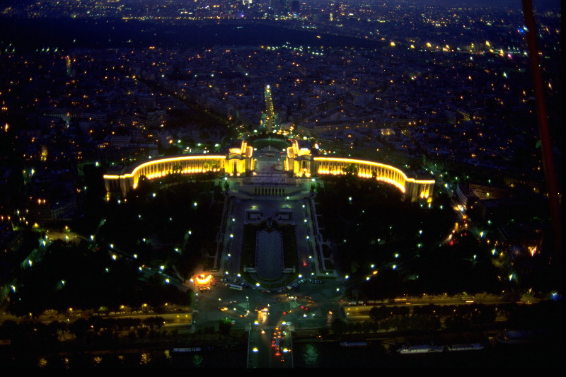 Le Trocad&eacute;ro de nuit