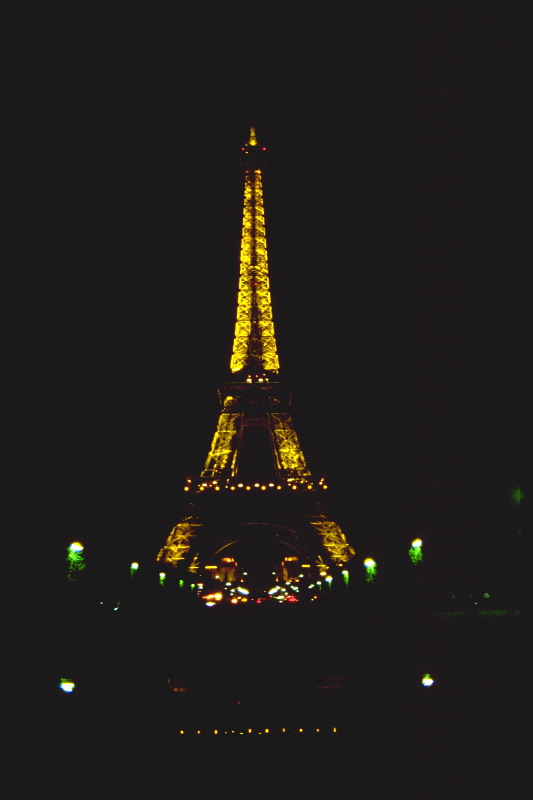 L'ingénieuse tour de Gustave Eiffel dans sa tenue de nuit