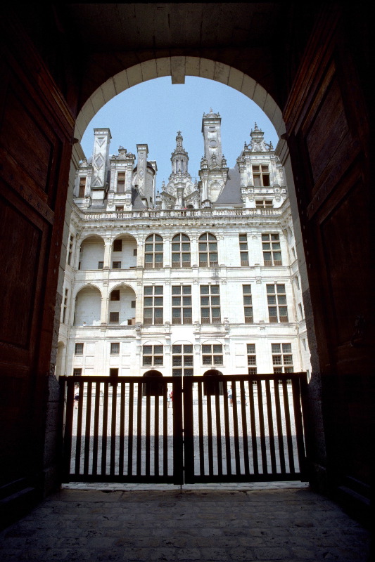 Le ch&acirc;teau de Chambord et quelques unes de ses 365 chemin&eacute;es