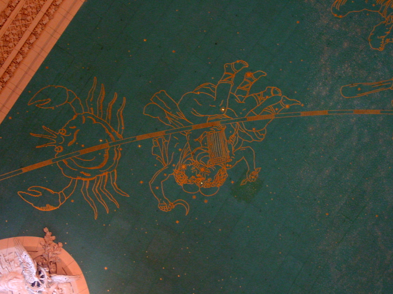 Constellations illumin&eacute;es au plafond de la salle