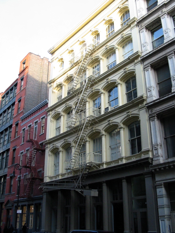 B&acirc;timent avec les escaliers de secours typiques de Soho