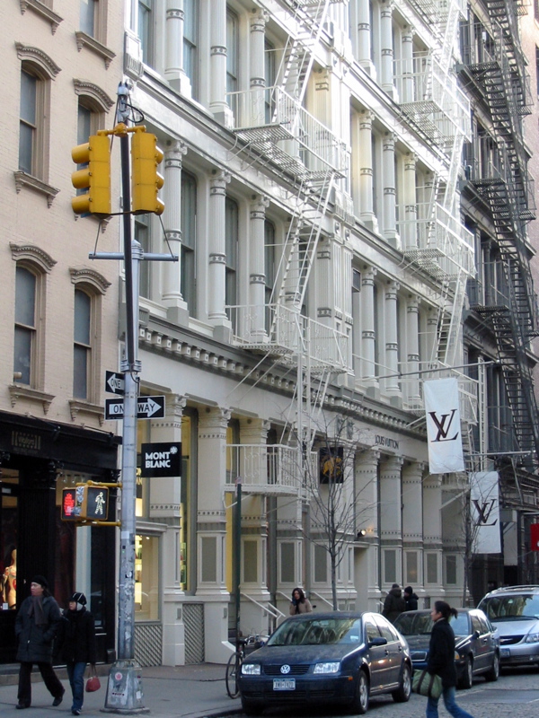 Autre b&acirc;timent &eacute;l&eacute;gant accueillant une succursale de Mont Blanc