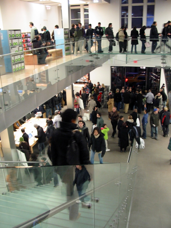 Second &eacute;tage du Apple Store et escalier de verre