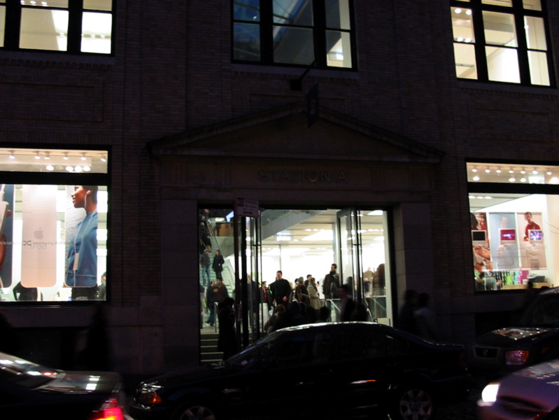 Fa&ccedil;ade du Apple Store de nuit