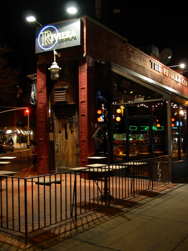 Remarquez la porte inclin&eacute;e