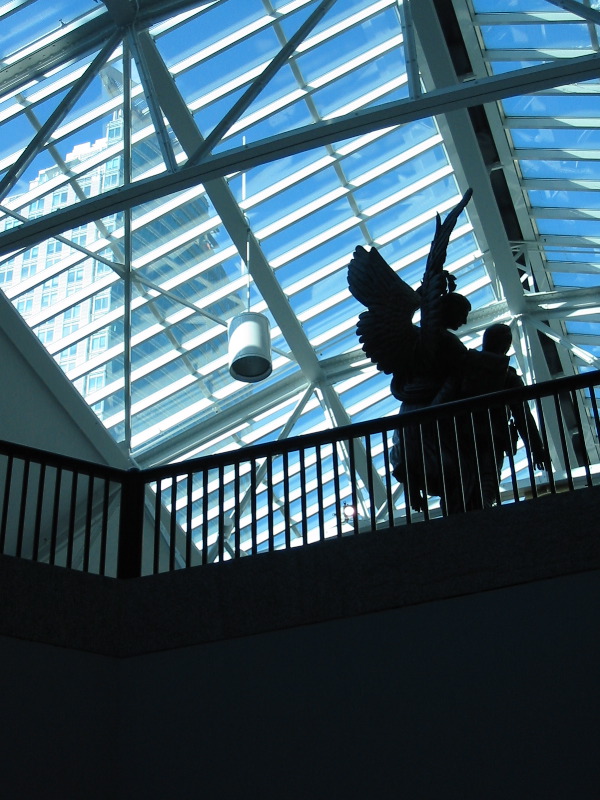 En dessous de la salle, on entrevoit par le puits de jour le gratte-ciel voisin.