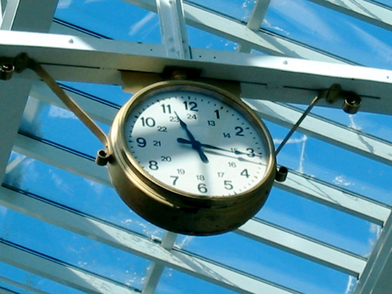 Une des deux horloges, observ&eacute;e du puits de l'escalier.