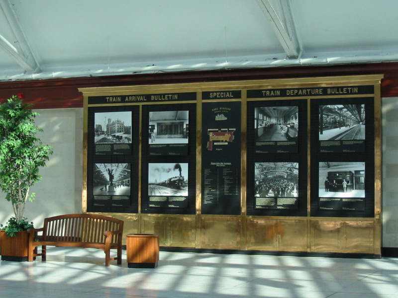 Un tableau pr&eacute;sentant plusieurs photos historiques a &eacute;t&eacute; ajout&eacute;.