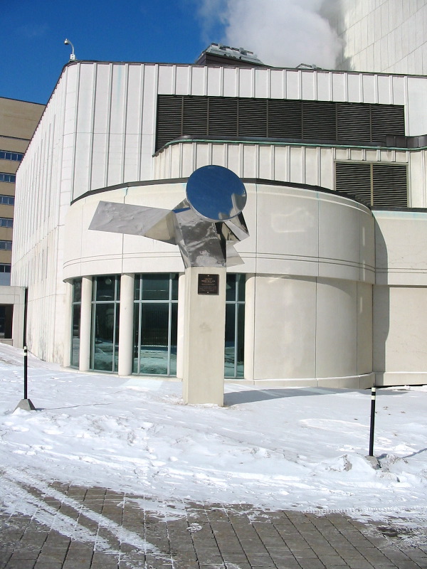 Statue &agrave; l'arri&egrave;re de la Place des Arts.