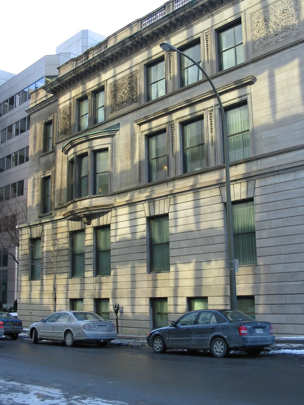 Reflets de soleil sur un b&acirc;timent de la rue Sherbrooke.